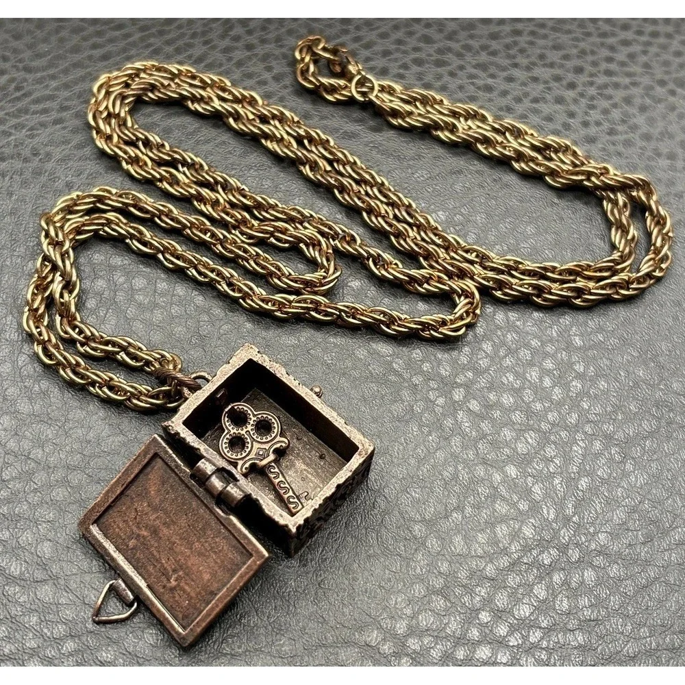 VTG Ornate Filigree Locket Box Interior Key Copper Tone Pendant Necklace 32